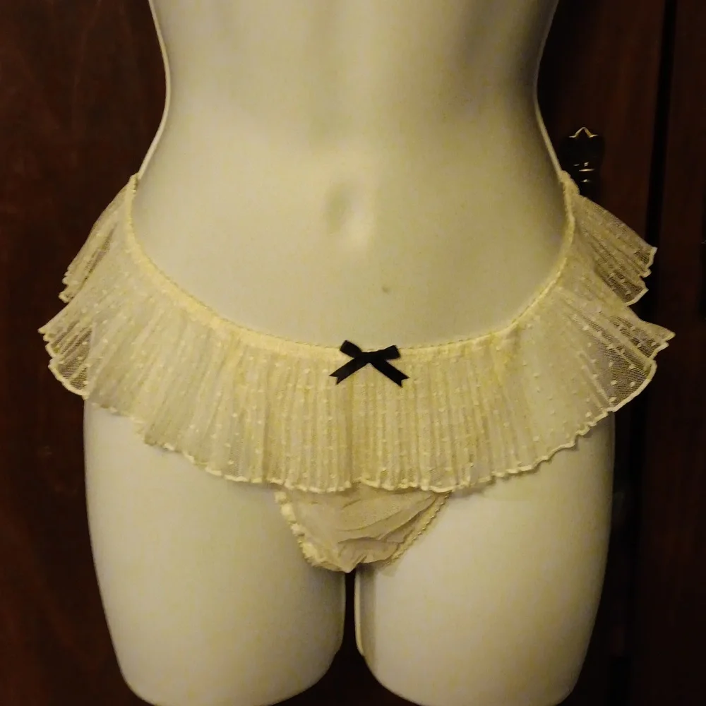 NWT VICTORIA SECRETS WHITE STRING BIKINI LARGE - Picture 1 of 5
